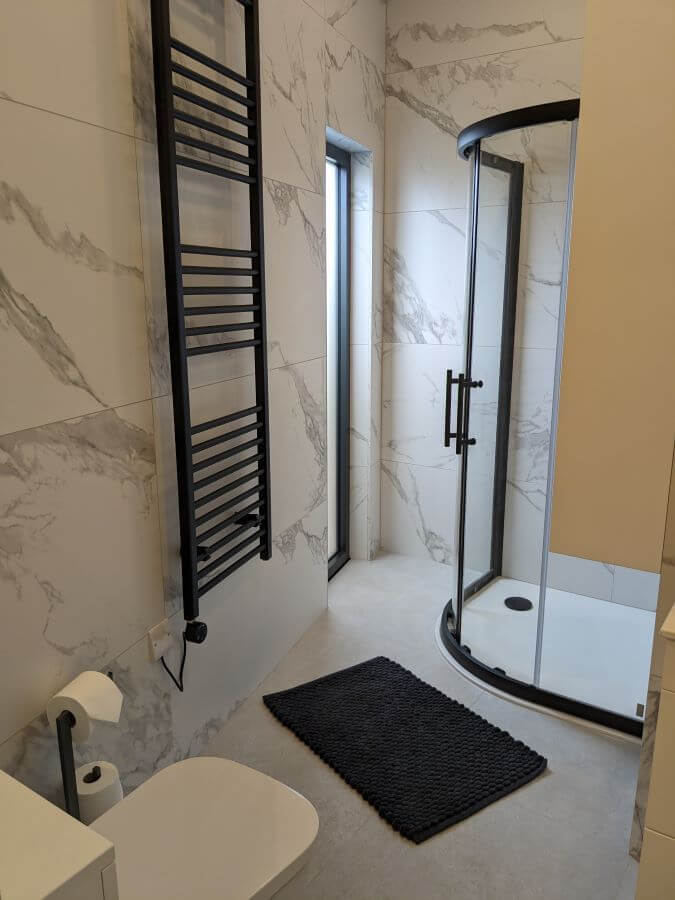 CARERRA-ARGENT-BATHROOM. Image shows white tile with light grey veins in bathroom setting