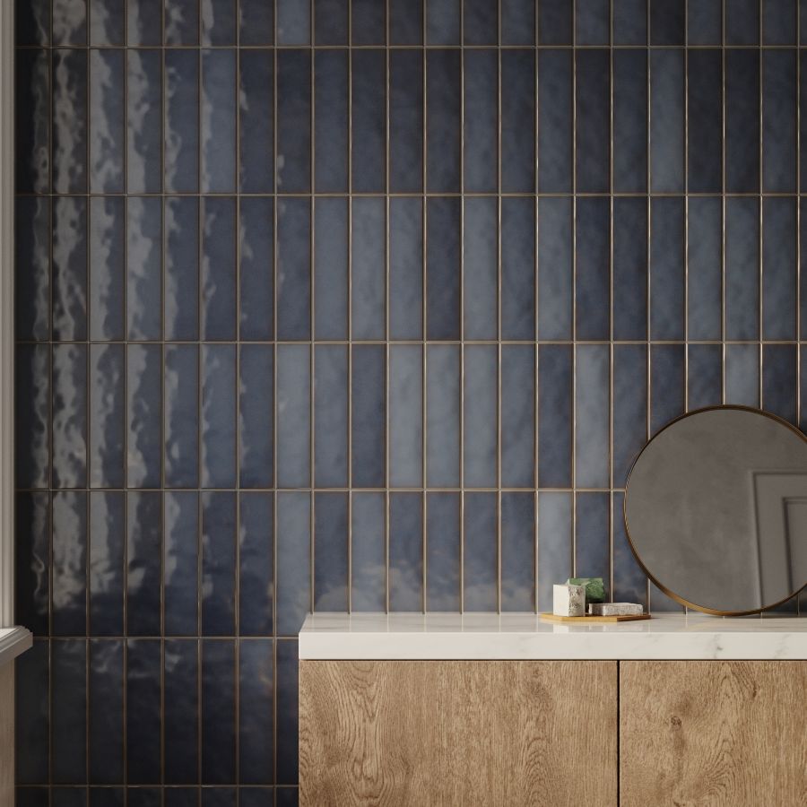 HOW-TO-CHOOSE-BATHROOM-TILES-MOTIF-SMITTEN-LAPIS. Image shows small blue feature tiles in bathroom